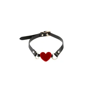 Căluș NS NOVELTIES Fetish & Fashion KATHERINE. pentru jocuri erotice BDSM. în formă de inimă. cu curea reglabilă. negru cu roșu
